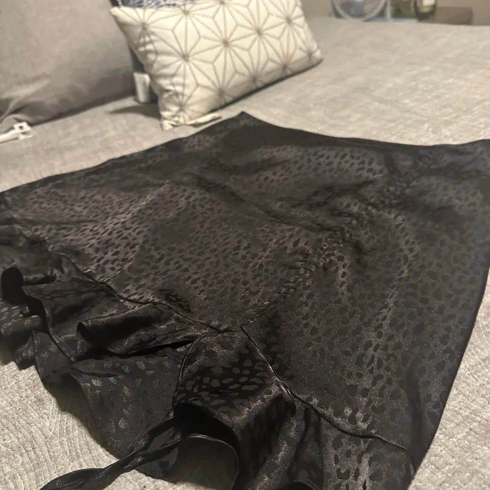 Mid-length black skirt - Picture 2 of 2